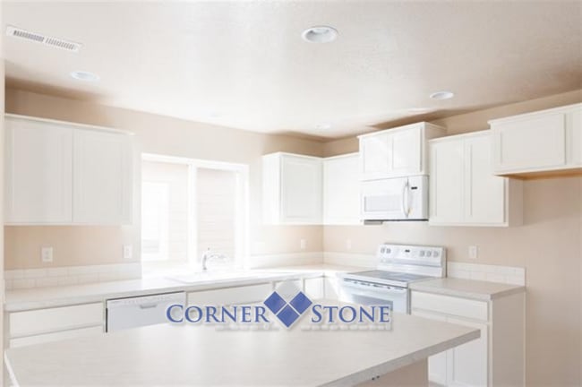 Building Photo - Spacious Home with Bonus Room/Office!