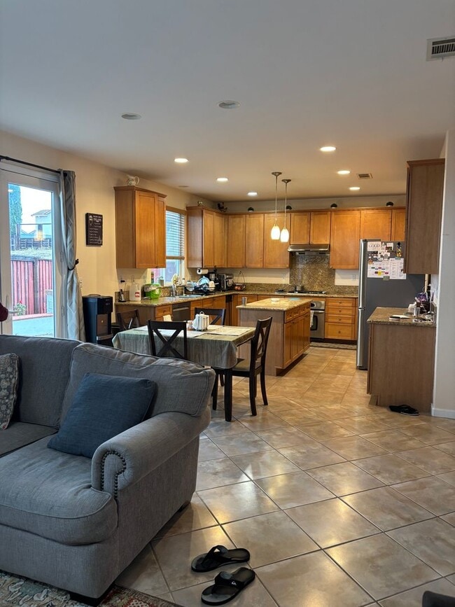 Building Photo - Pittsburg 4 bd, 2.5 ba charming home in excellent location!