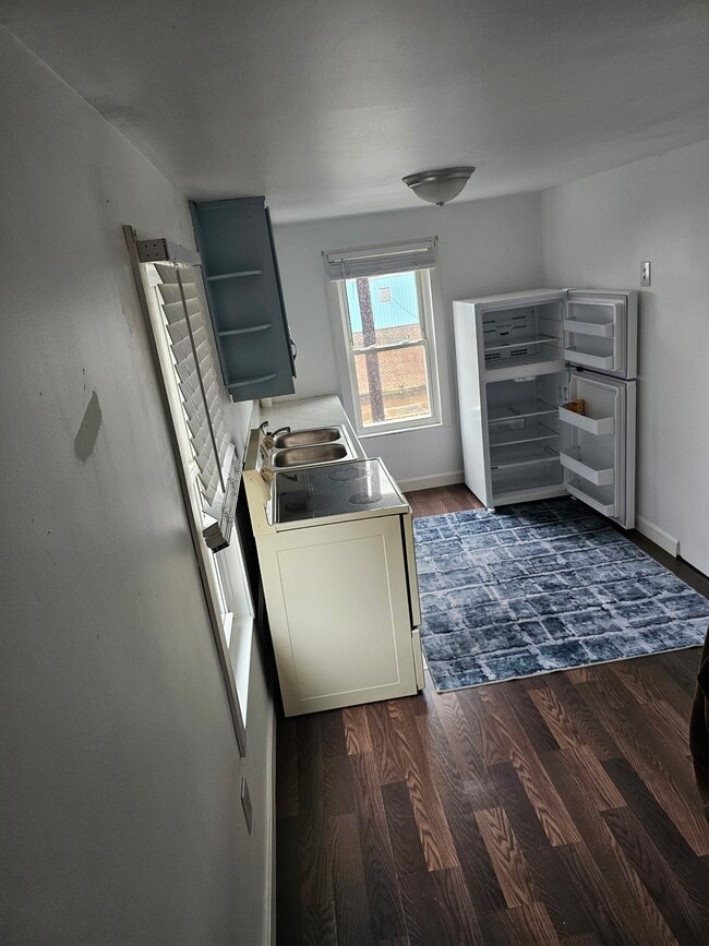 Building Photo - 512 Cemetery St