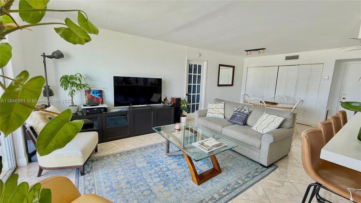 Foto del edificio - 7601 Byron Ave