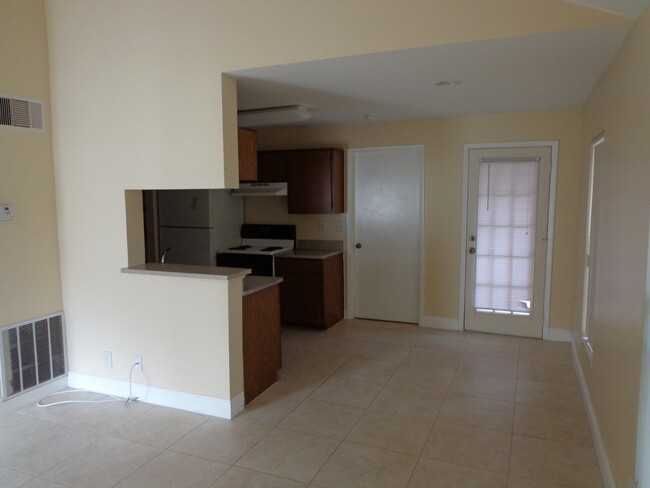 Foto del edificio - Charming condo features 2 bedrooms and 1 b...