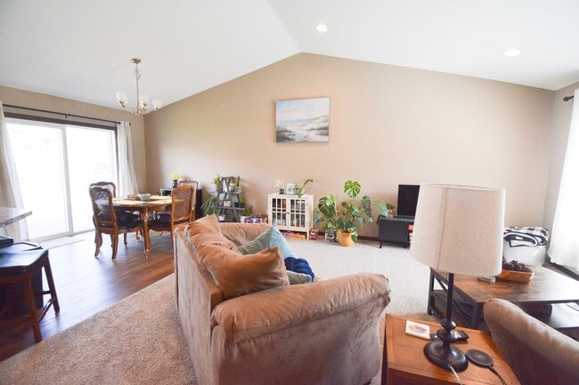 Building Photo - Beautiful and Spacious 4 Bedroom 3 Bath Av...