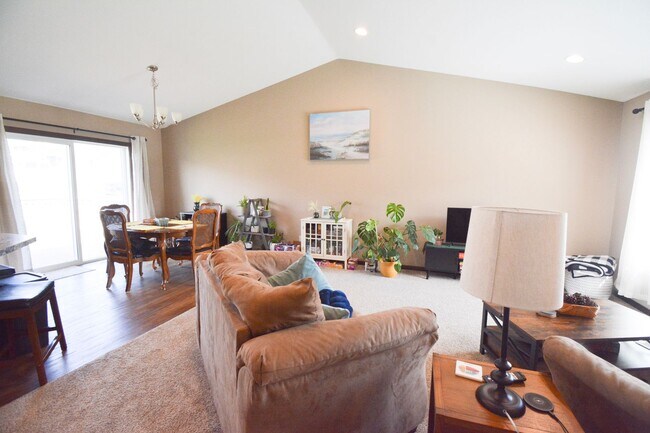 Foto del edificio - Beautiful and Spacious 4 Bedroom 3 Bath Available For Rent!