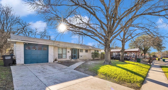 Photo - 318 Avalon St House