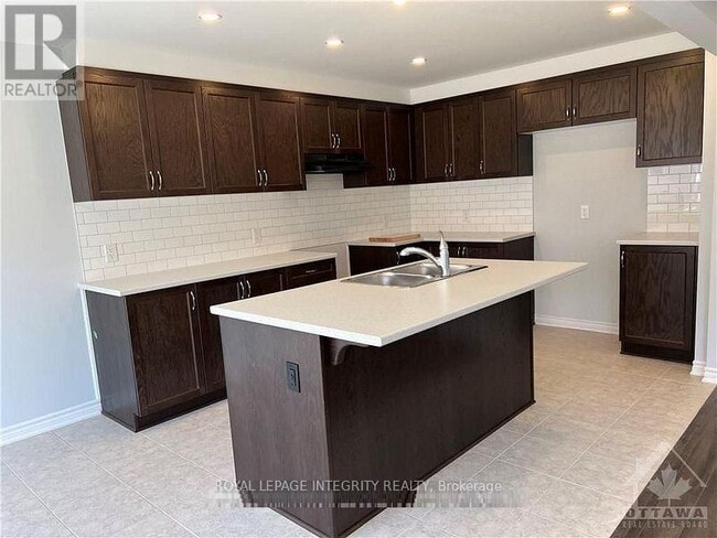 Photo du bâtiment - 754 Derreen Ave