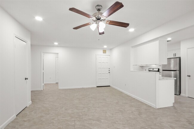 Foto del edificio - 111 Montrose Cir