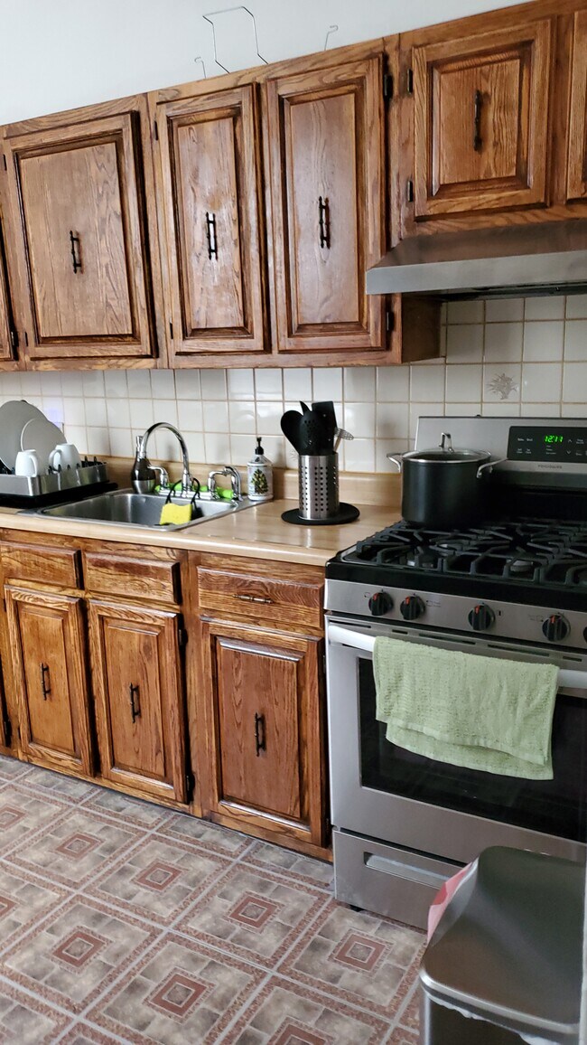 Building Photo - 135 Anderson Ave