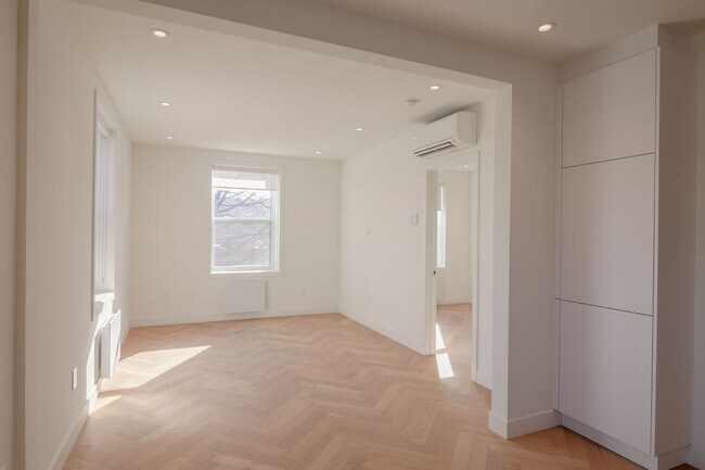 Building Photo - 590 Av. Outremont