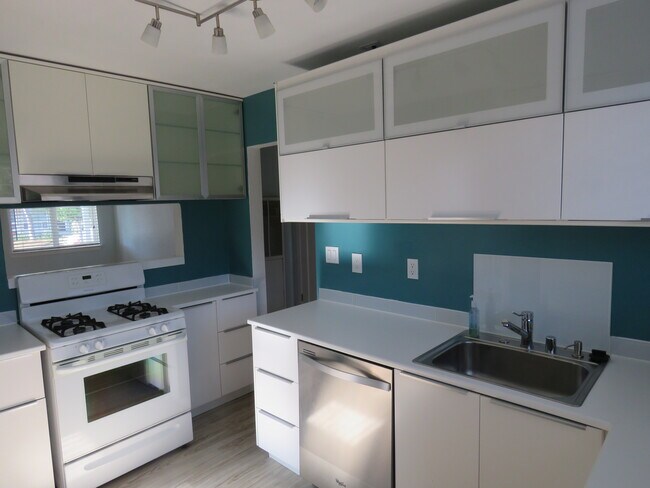 Building Photo - 678 N Genevieve Ln