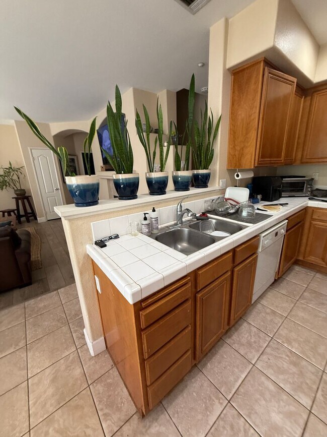 Foto del edificio - Gated 3 br townhome 2 garages fenced yard