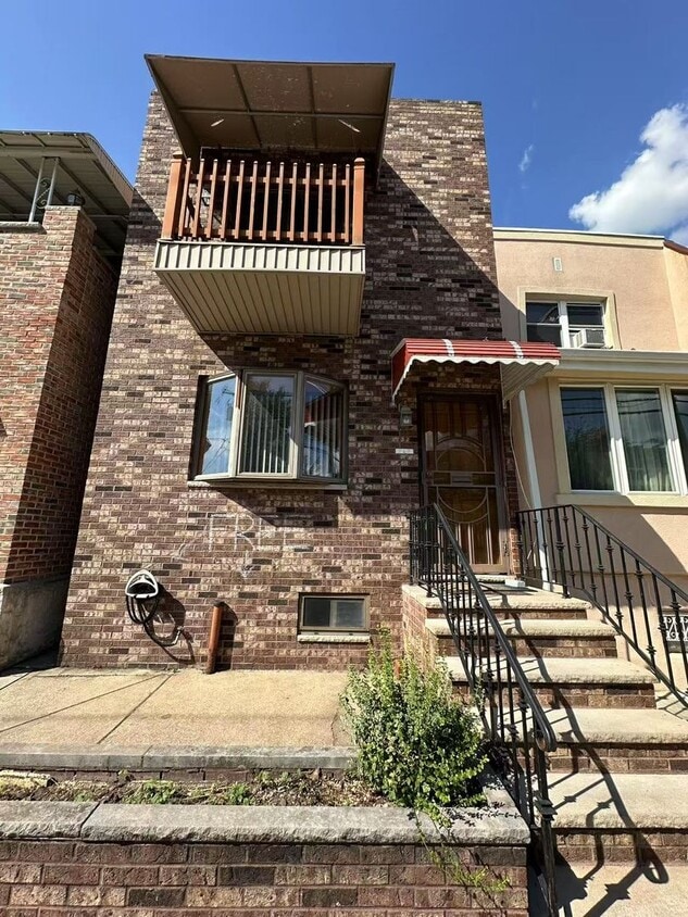 Primary Photo - 3 bedroom 1 bath house available in South ...