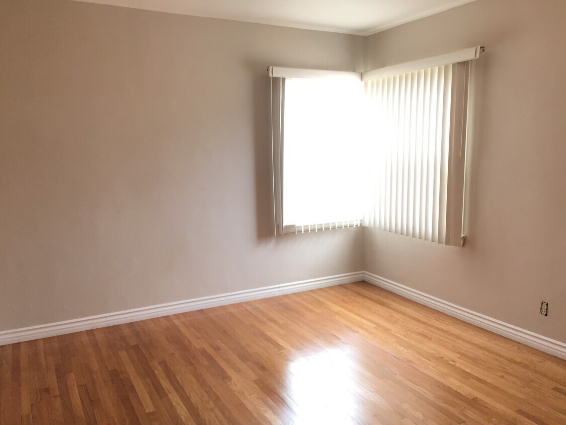 Bedroom - 4128 S Victoria Ave