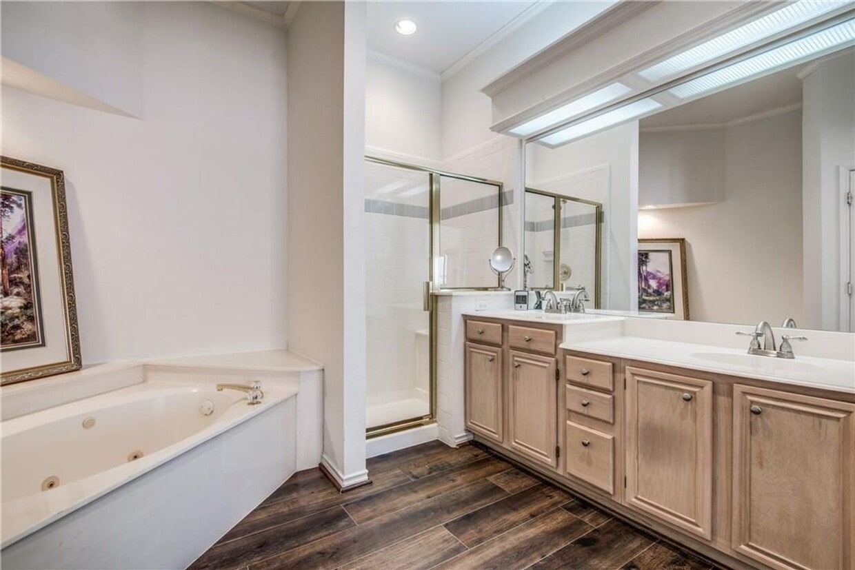 Building Photo - 10812 Paisano Dr