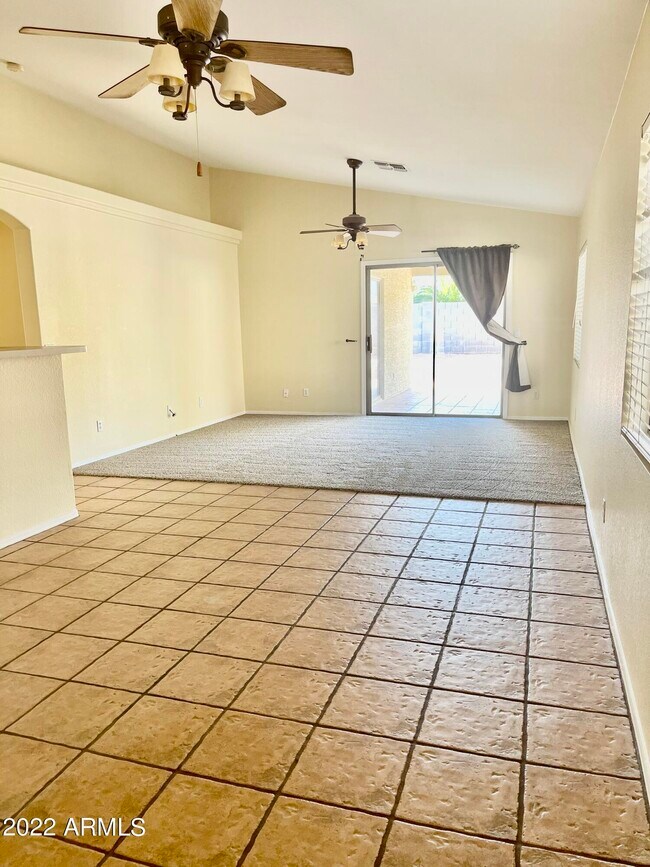 Foto del edificio - 13002 W Hearn Rd