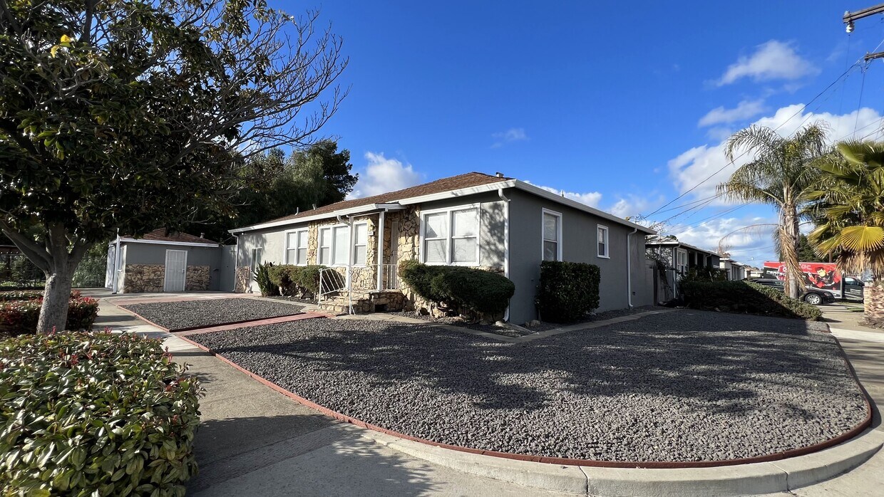 Foto principal - 440 W 4th St