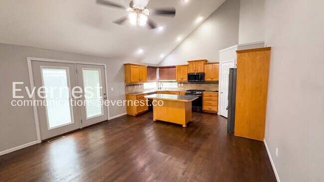 Foto del edificio - 5 Bed, 3 Bath Home with Fenced Yard & Garage / Pet-Friendly / Available Now!