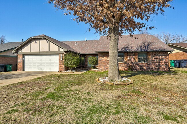 Building Photo - Spacious 3BD/2BTH Home near Lake Hefner mi...