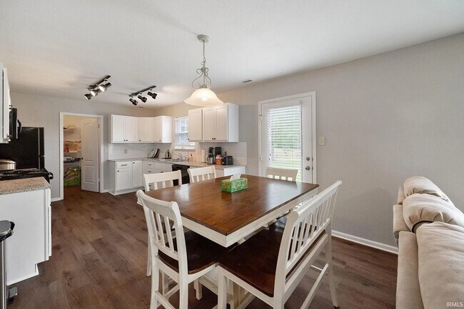 Foto del edificio - 4898 Little Pine Dr