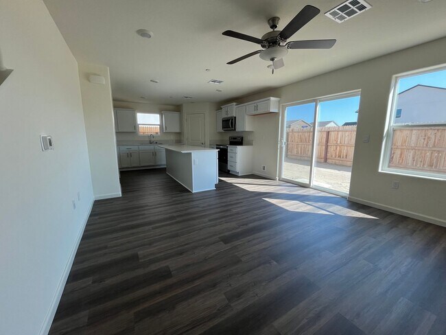 Foto del edificio - Beautiful brand NEW home for rent in Tulare, Ca
