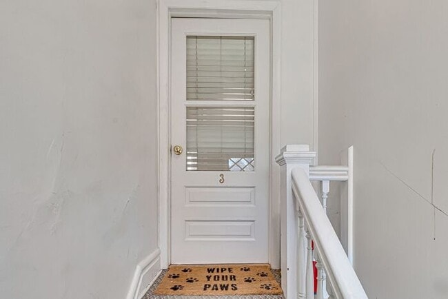 Building Photo - Renovated Upstairs 2-Bedroom, 2-Bath Apartment in Prime Downtown Location with 2 Office Spaces!