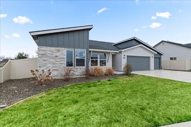 Building Photo - Single level 4bd/2ba/3 car garage Home in North Meridian