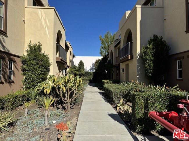 Foto del edificio - 5756 Spring St