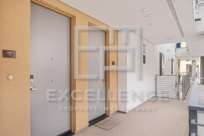 Foto del edificio - 1/1.5+ Office In Communication Hill - 3 Ye...