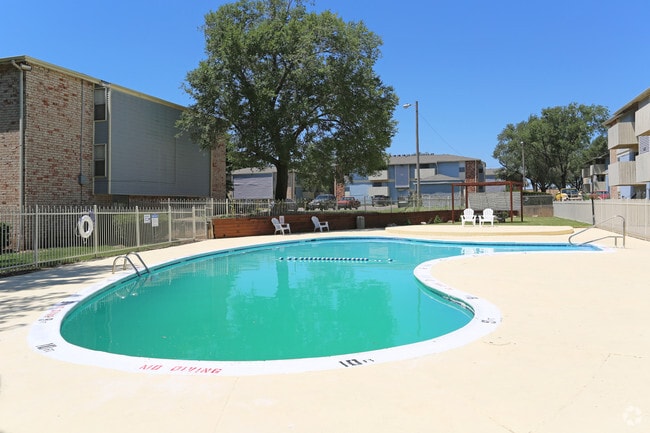 Building Photo - Brentwood Apartments