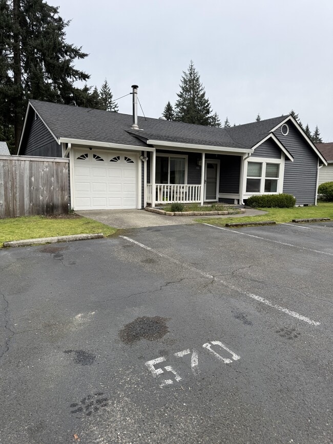 Building Photo - 570 Malibu Dr SE