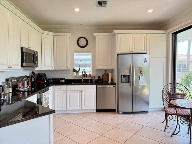 Foto del edificio - 6831 Sun N Lake Blvd