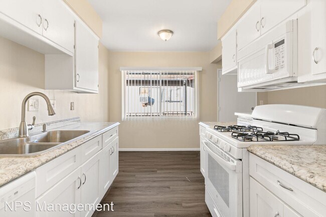 Building Photo - 3 br, 1 bath Apartment - 811 Gardenia Aven...