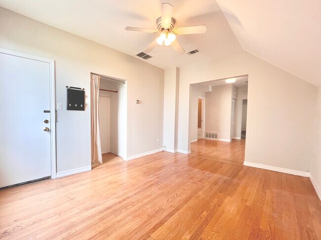 Foto del edificio - 1439 N Artesian Ave