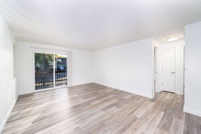 Foto del edificio - FIRST MONTHS RENT FREE! 2 bedroom 1 bath!!