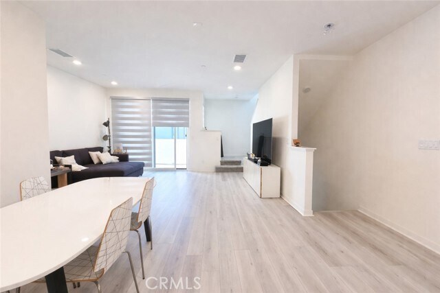 Building Photo - 2957 W Lincoln Ave