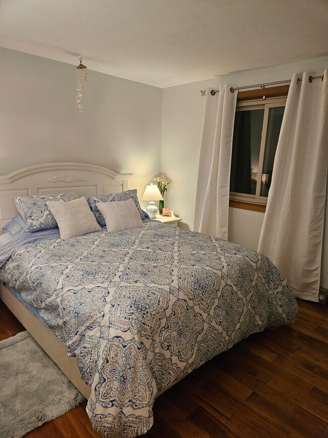 Main floor bedroom - S818 Goldfinch Ct