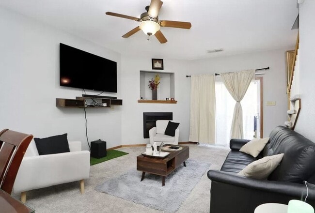 Building Photo - 3D Tour Available - West-Side Townhome + W...