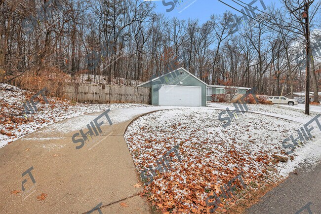 Foto del edificio - 8735 Brower Lake - Beautiful Home