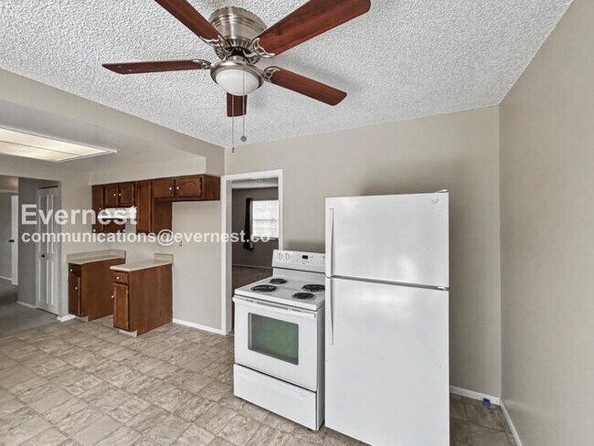 Foto del edificio - 3 Bed, 2 Bath Home with Fenced Yard & Garage / Available Now!