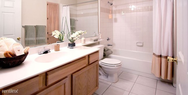 Building Photo - 15820 Knoll Trail Dr