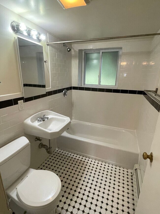 Foto del edificio - W ROXBURY/CHESTNUT HILL 1 BED with PARKING, HT, AND HW INCLUDED!   GREAT DEAL!!