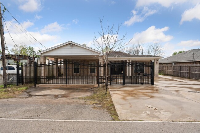 Foto del edificio - 14022 Greenville St