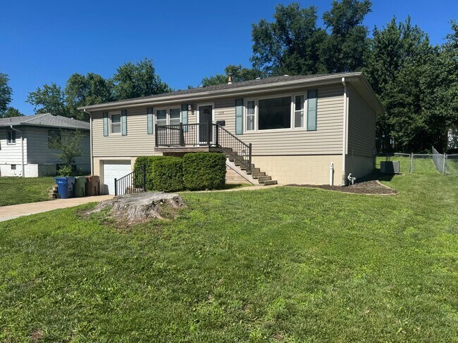 Foto del edificio - Raised Ranch Near Offutt AFB with Finished Basement & Oversized Garage
