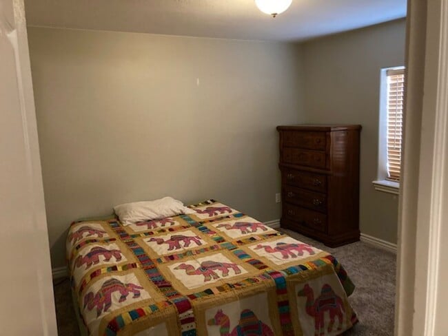 Building Photo - Charming Home