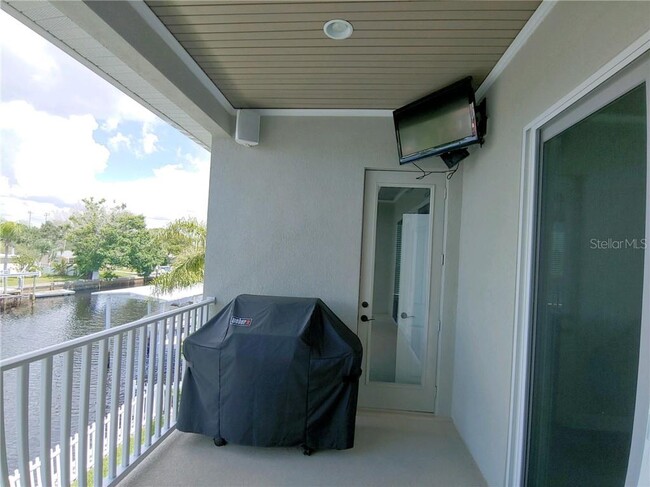 Building Photo - 327 Manatee Ln