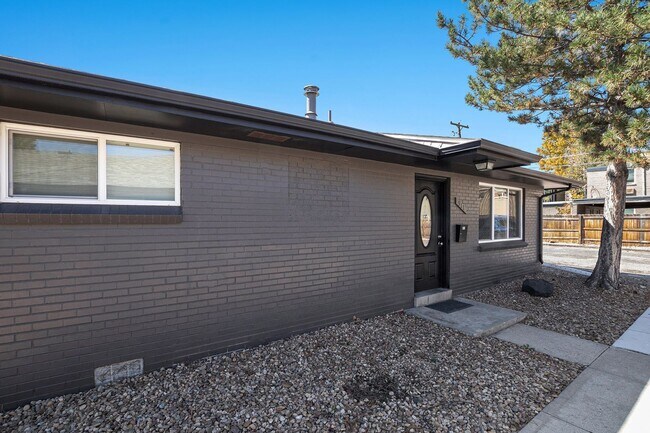 Foto del edificio - Hale neighborhood duplex w/large patio for...