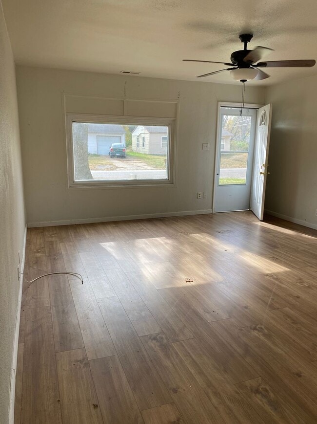 Building Photo - LIMITED TIME**NO APPLICATION FEE**1/2 OFF DEPOSIT**