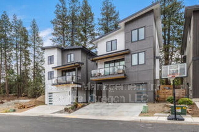 Building Photo - 1321 SW Boardwalk Ln