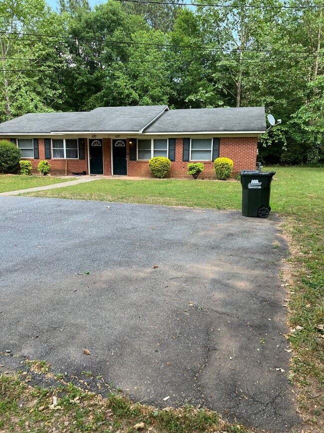 Duplex in Residential Eastside Area - Duplex in Residential Eastside Area House