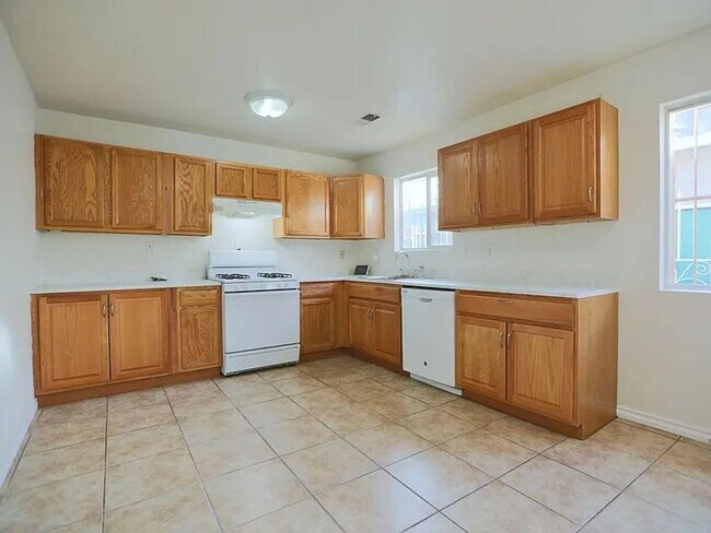 Building Photo - Charming 3-Bedroom Home in a Peaceful, Con...