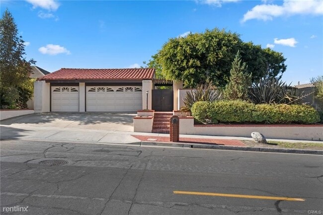 Building Photo - 4 br, 3 bath House - 11 Half Moon Bay Dr